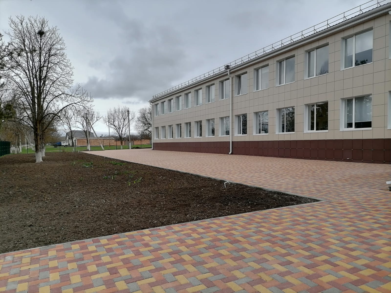 Центральный вход (вид слева)