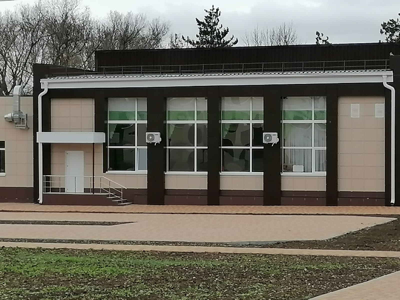 Вид со двора (школьная столовая).
